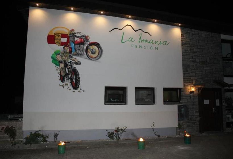 住宿加早餐  La Irmania Pension