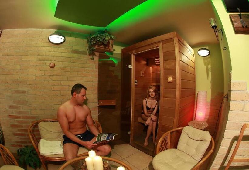 住宿加早餐  Napraforgó Wellness Ház és Panzió