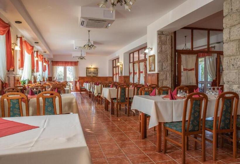 צימר Huszár Panzió és étterem