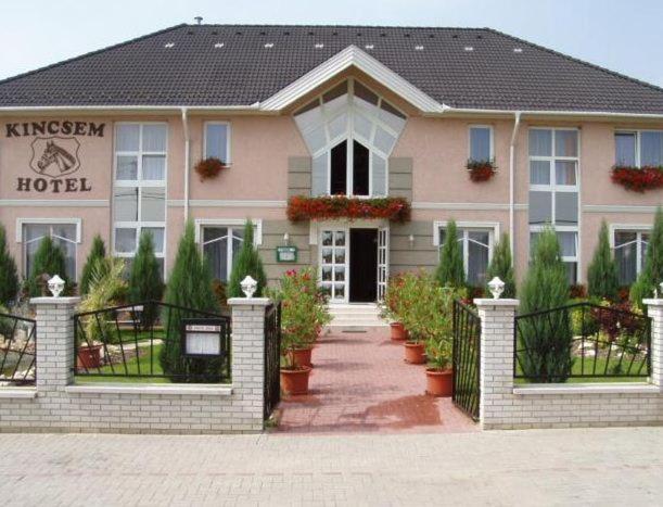 فندق Kincsem Wellness