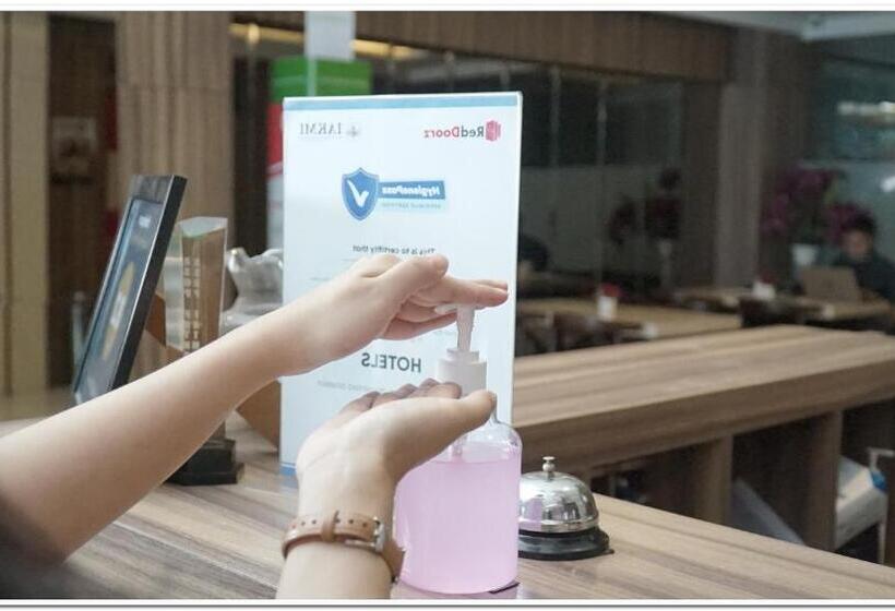 هتل Lestari Near Lippo Plaza Mall Jember Mitra Reddoorz