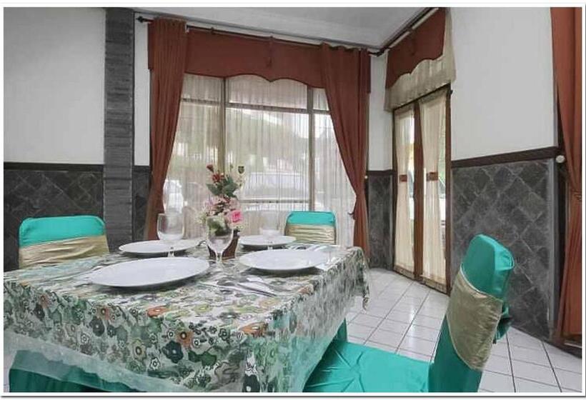 هتل Lestari Near Lippo Plaza Mall Jember Mitra Reddoorz