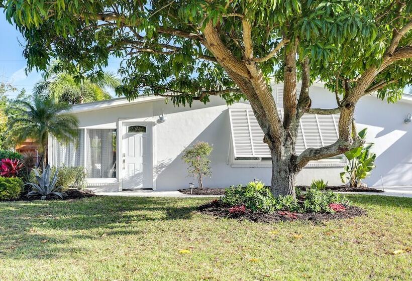 Bright Home W/ Sauna & Deck: 1 Mi To Dtwn Stuart!