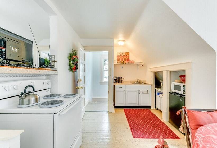 Cozy Niagara Falls Cottage W/ Gas Grill + Patio!