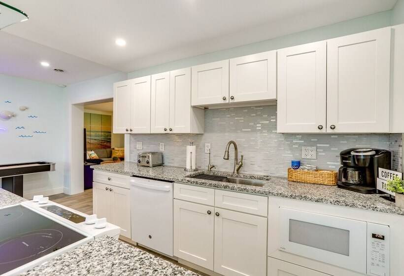 Largo Escape W/ Heated Pool & Lanai Oasis!