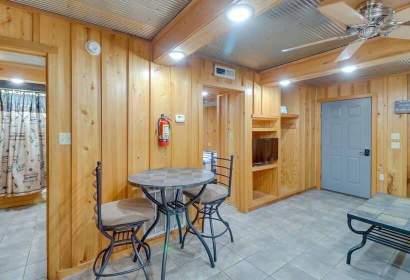 0.5 Mi To Lake: Patio At Heber Springs Cabin!