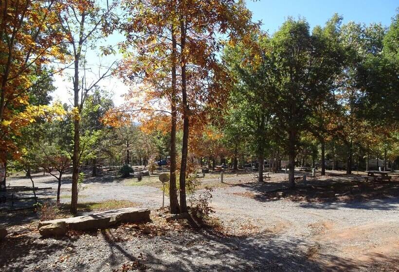 فندق Blue Clouds Rv & Cabins Resort