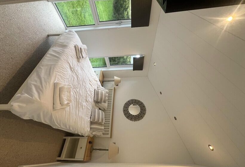 בית מלון כפרי Remarkable 3 Bed Lodge In Honiton