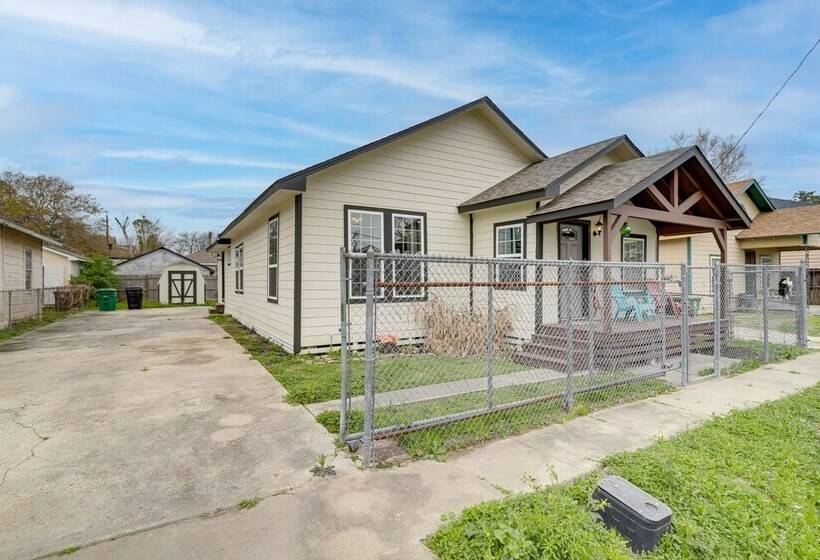 Houston Heights Home W/ Yard ~ 5 Mi To Downtown!