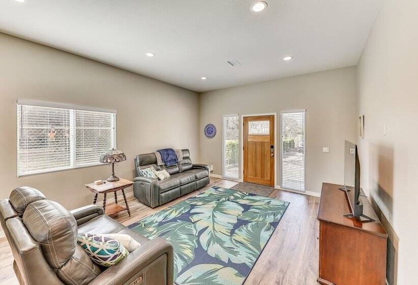 Peaceful Riverside Home W/ Patio, 7 Mi To Downtown