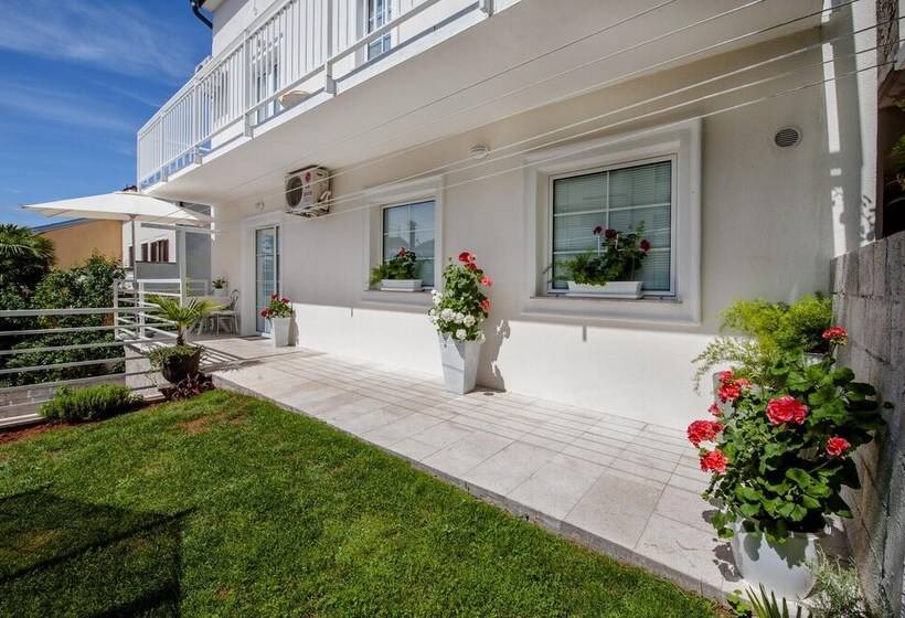 بنسيون Apartments And Room Marko