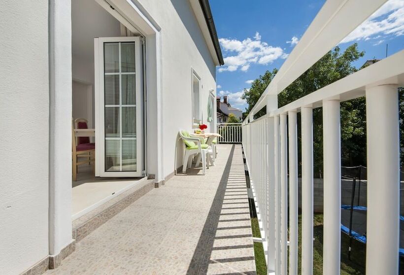 بنسيون Apartments And Room Marko