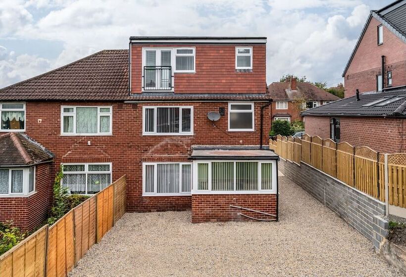 住所  Immaculate 5 Bed House In Leeds