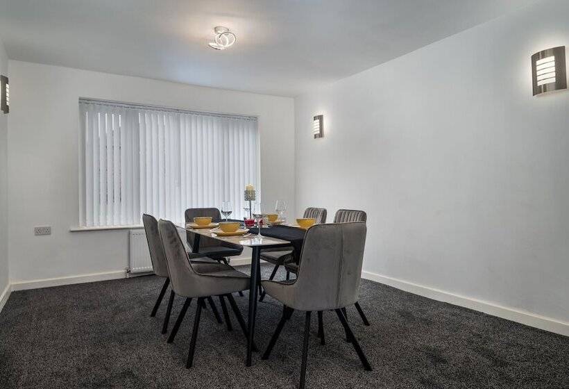 住所  Immaculate 5 Bed House In Leeds
