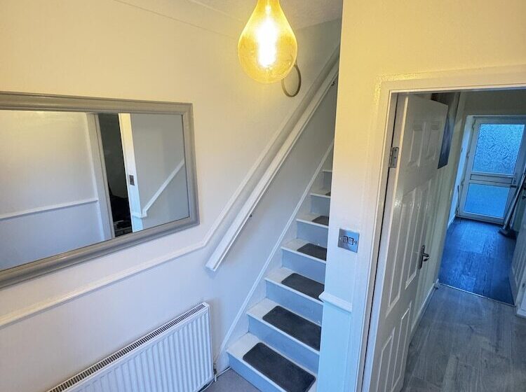 إقامة Leeds   3 Bedrooms   1bathroom   Parking   Wifi