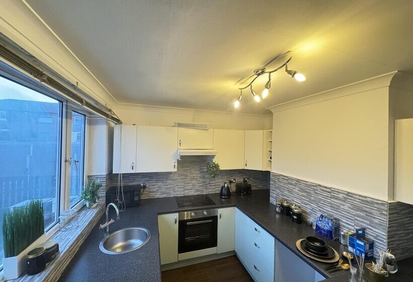 إقامة Leeds   3 Bedrooms   1bathroom   Parking   Wifi