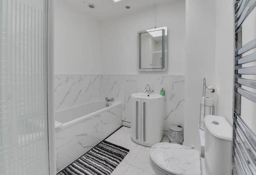 住所  Remarkable 3 Bed House In Middleton Manchester