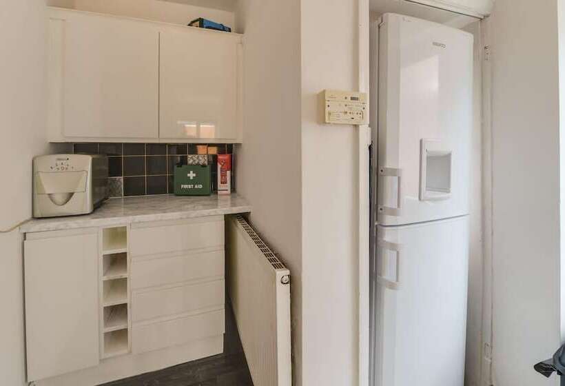 住所  Remarkable 3 Bed House In Middleton Manchester