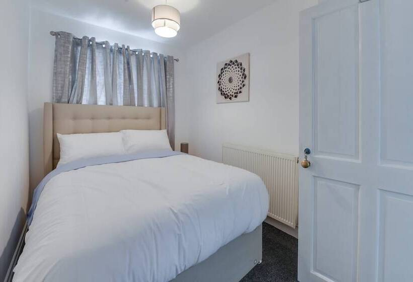 住所  Remarkable 3 Bed House In Middleton Manchester