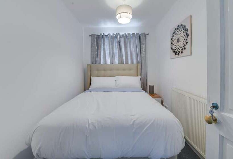 住所  Remarkable 3 Bed House In Middleton Manchester