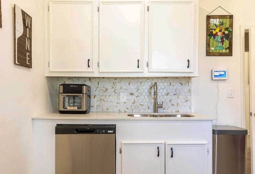 Stylish Home ~ 2 Mi To Jackson State & Belhaven!