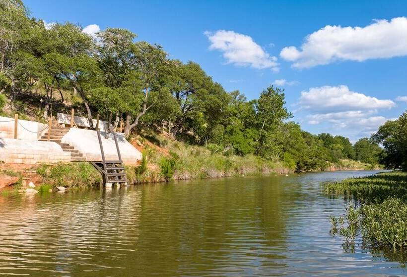 Bluebonnet Waterfront Cottage With Hot Tub