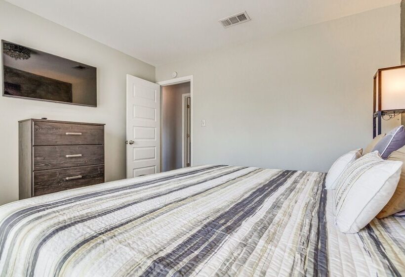 Charming Pensacola Home W/ Screened Lanai & Grill!