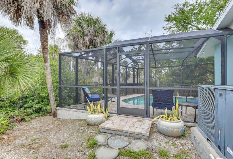 Englewood Home W/ Shared Pool & Screened Lanai!