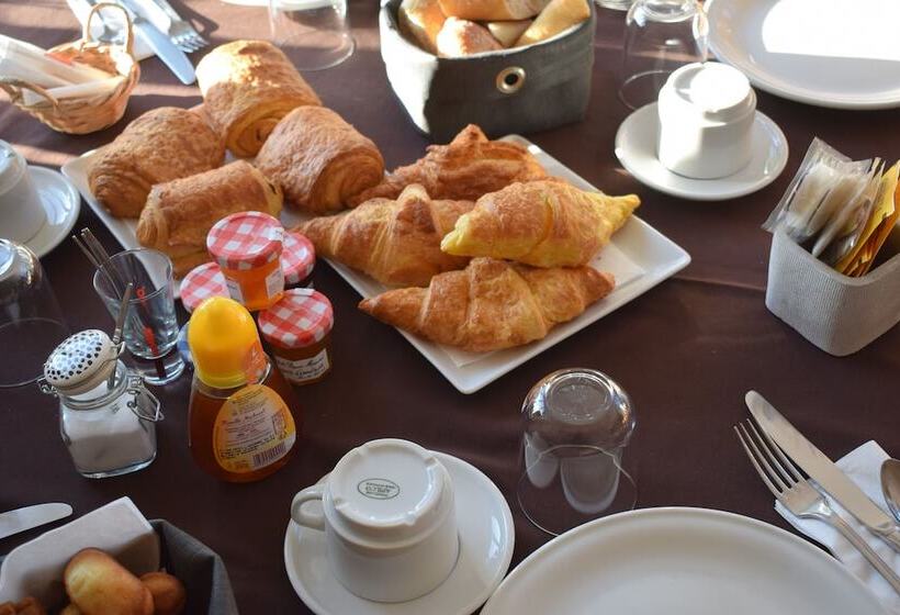 Отель Auberge De La Vallée De La Douve