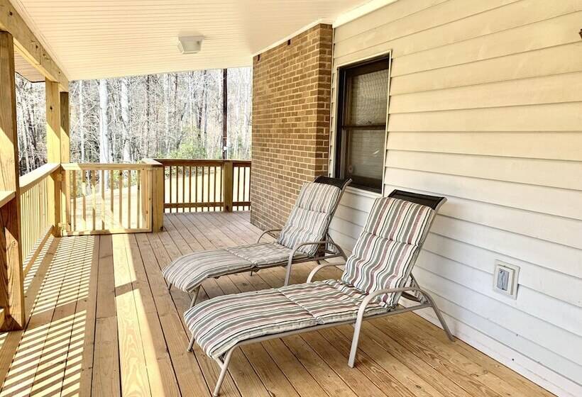 בית מלון כפרי Lake Lure Retreat   A Beautiful Lakefront Lodge On Mirror Lake Waterfront Newly Expanded Deck 4 Bedr
