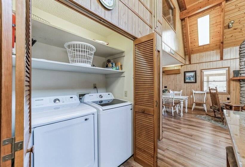 בית מלון כפרי Lake Lure Retreat   A Beautiful Lakefront Lodge On Mirror Lake Waterfront Newly Expanded Deck 4 Bedr