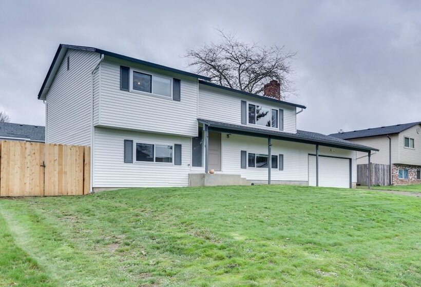 Pet Friendly Vancouver Retreat W/ Home Gym & Grill