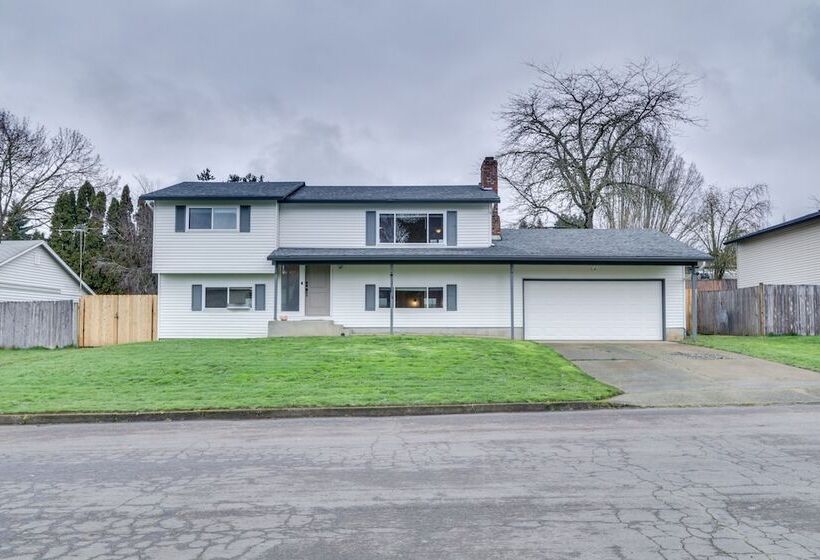 Pet Friendly Vancouver Retreat W/ Home Gym & Grill