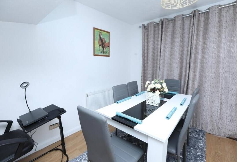 דירת נופש Beautiful 4 Bed House In Erith