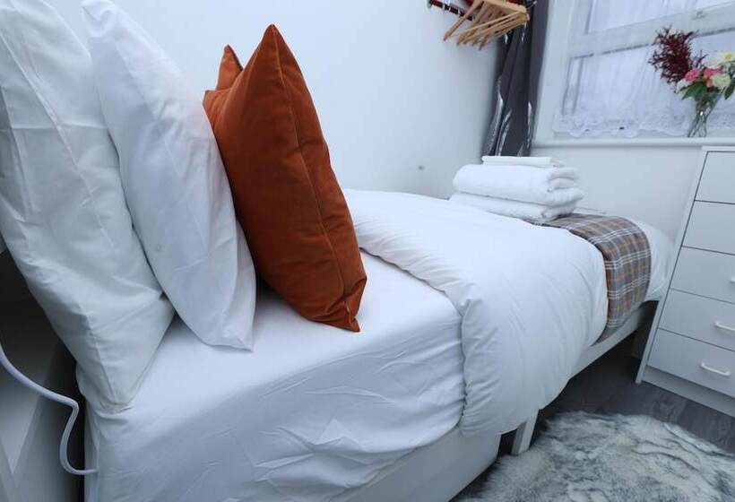 דירת נופש Beautiful 4 Bed House In Erith
