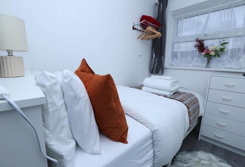 דירת נופש Beautiful 4 Bed House In Erith