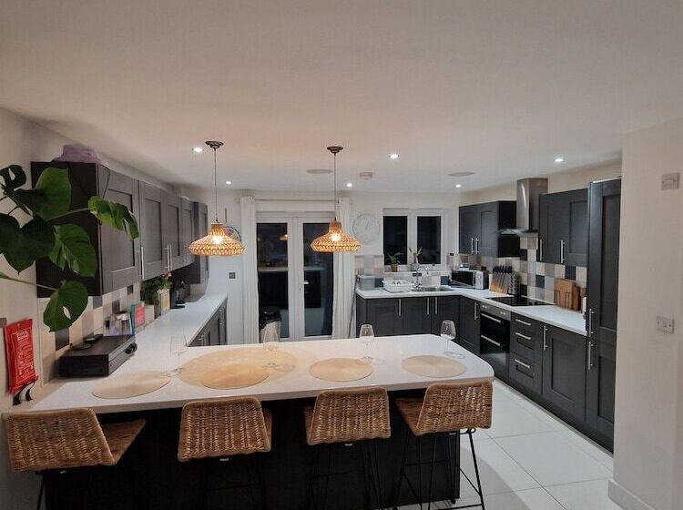 Резиденция Charming 3 Bed House In Newquay