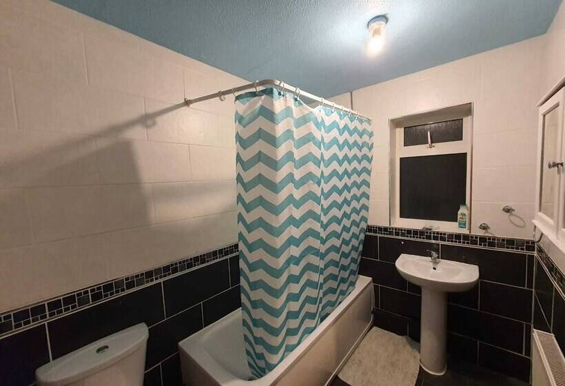住所  Detached 4 Bed House In Leeds