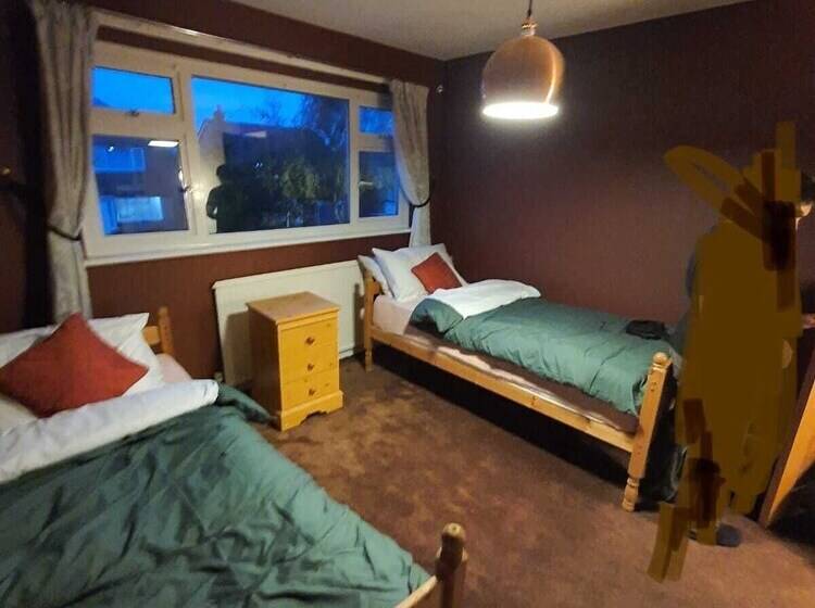 住所  Detached 4 Bed House In Leeds