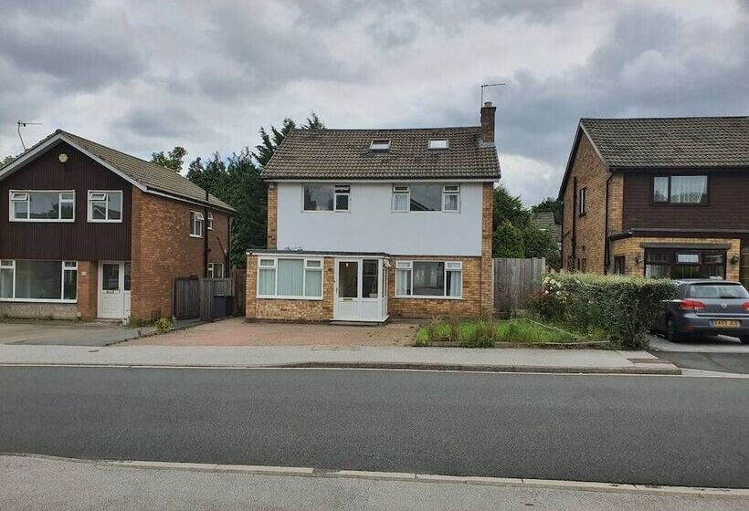 住所  Detached 4 Bed House In Leeds