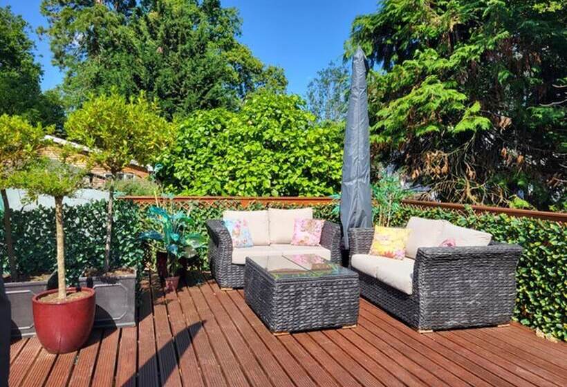 Резиденция Large 3 Bed House With Separately Bookable Studio
