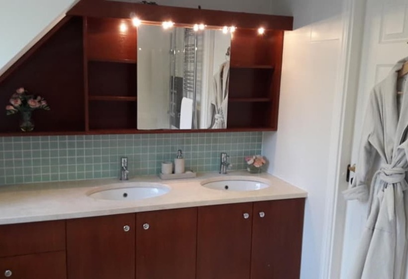 Резиденция Large 3 Bed House With Separately Bookable Studio