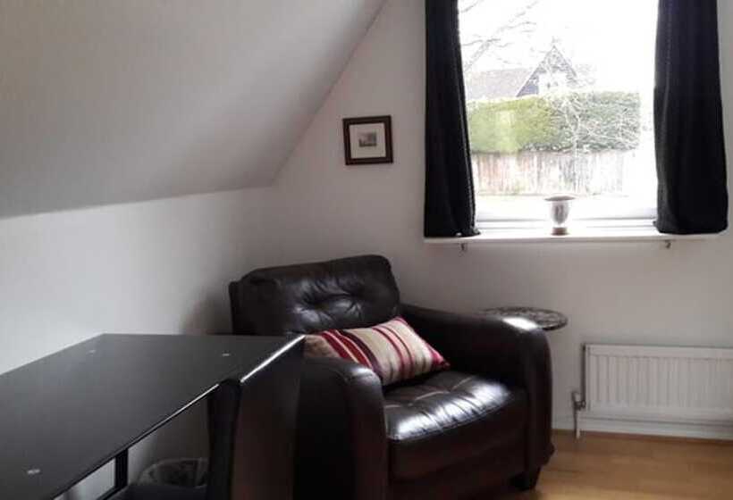Резиденция Large 3 Bed House With Separately Bookable Studio