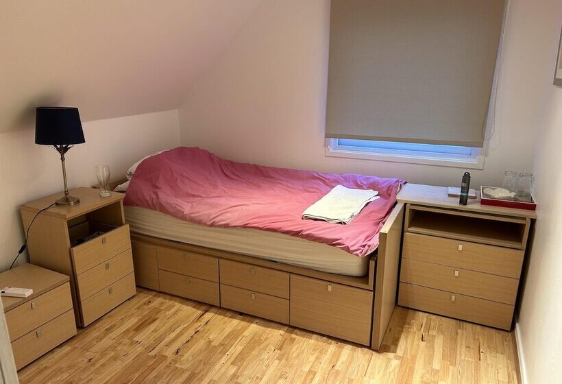 Резиденция Large 3 Bed House With Separately Bookable Studio