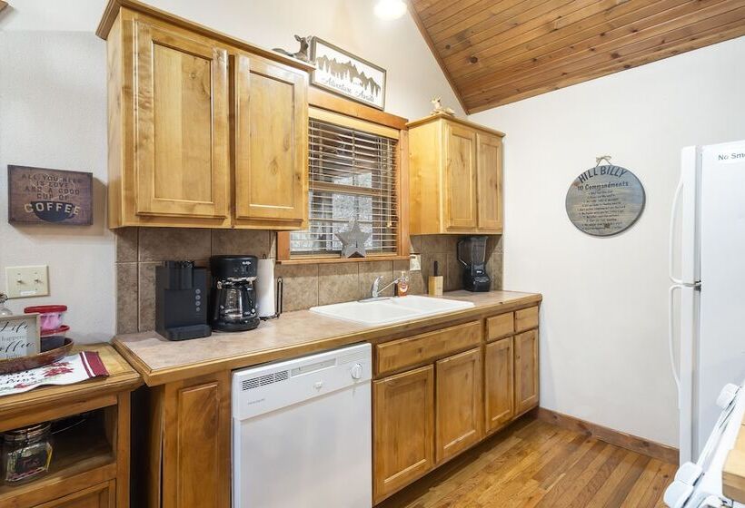 Simons Treetop Cabin 2 Bdr In Popular Resort!