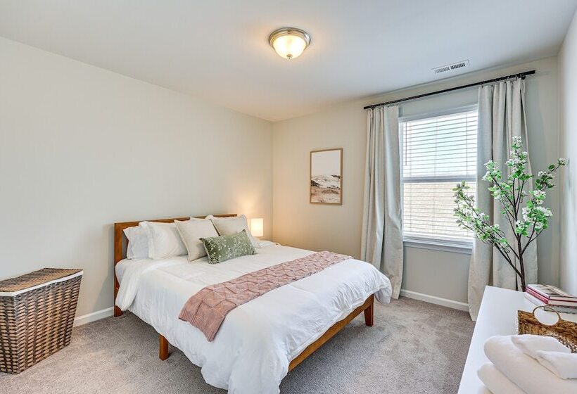 Spacious Wilmington Family Home ~ 9 Mi To Beach!