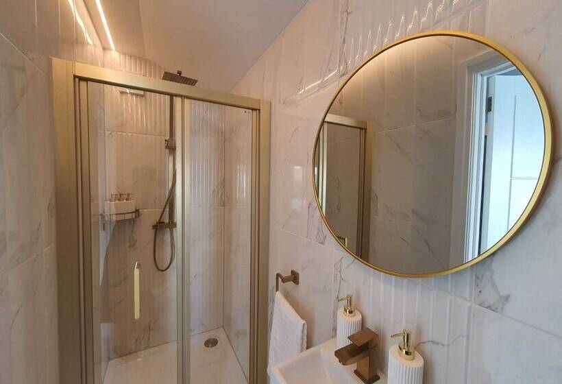 Stunning 1 King Bed Cabin In Grays