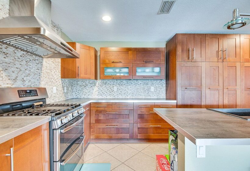 Spacious Waterfront Home In Merritt Island W/ Pool