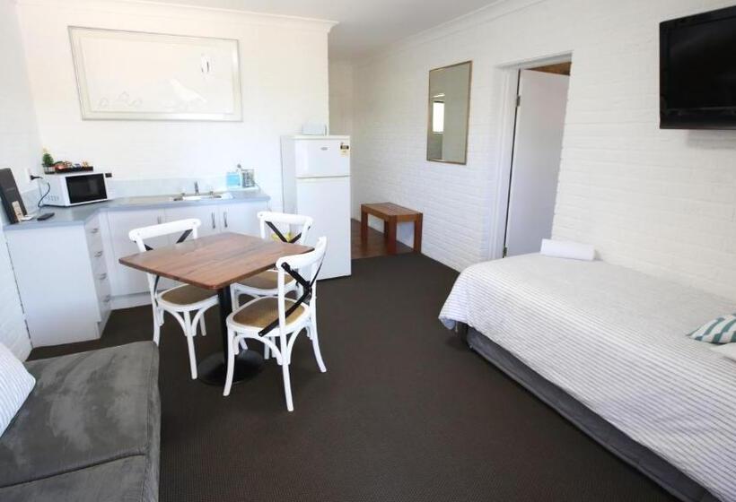 Hawks Nest Motel