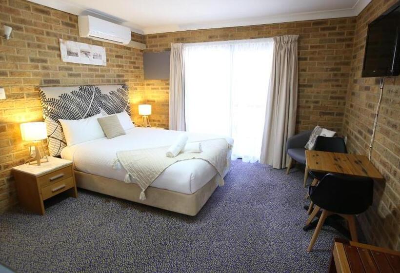 Hawks Nest Motel